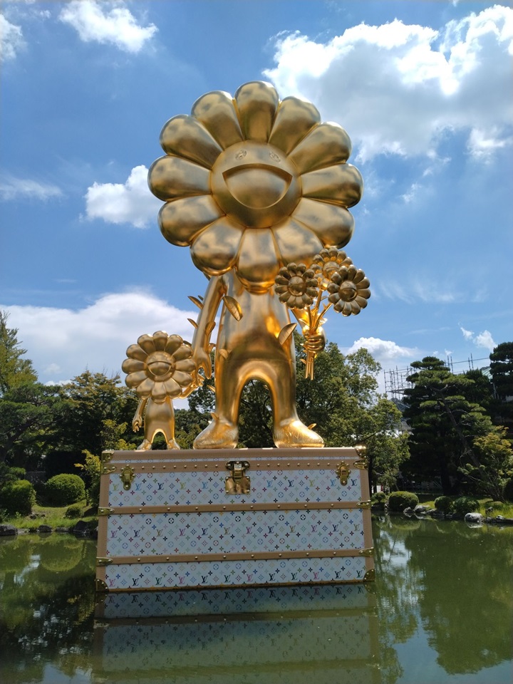 《お花の親子》とルイ･ヴィトンのトランクのインスタレーション