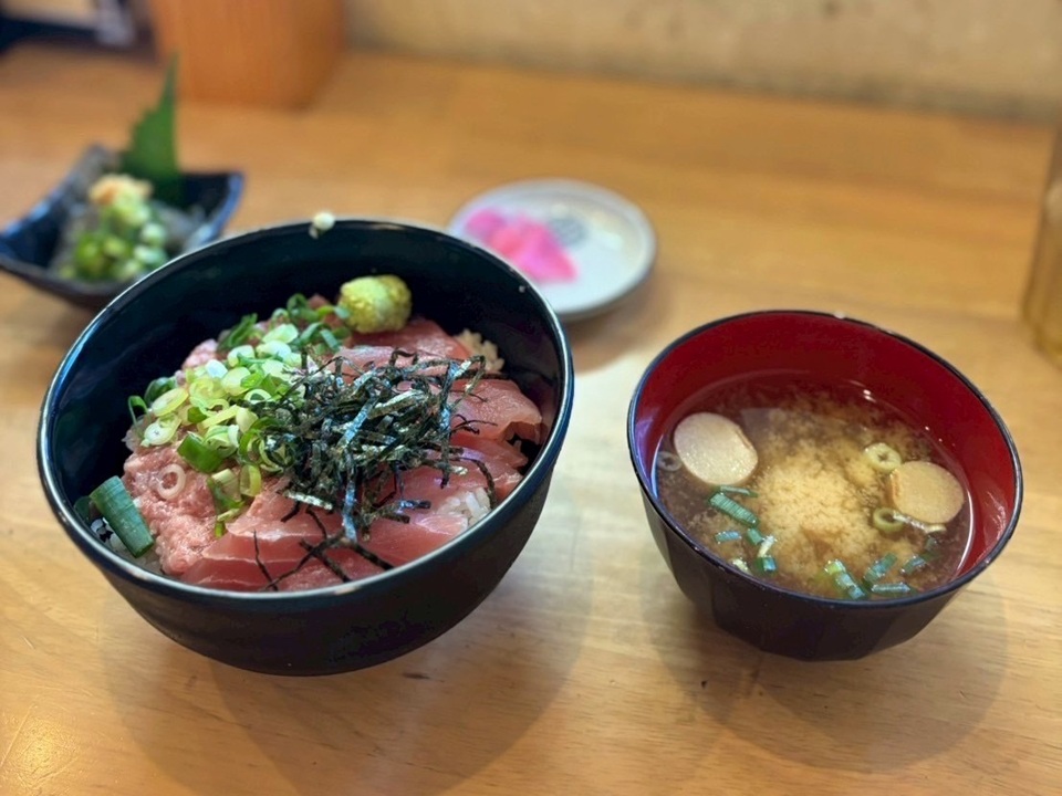 マグロ二色丼
