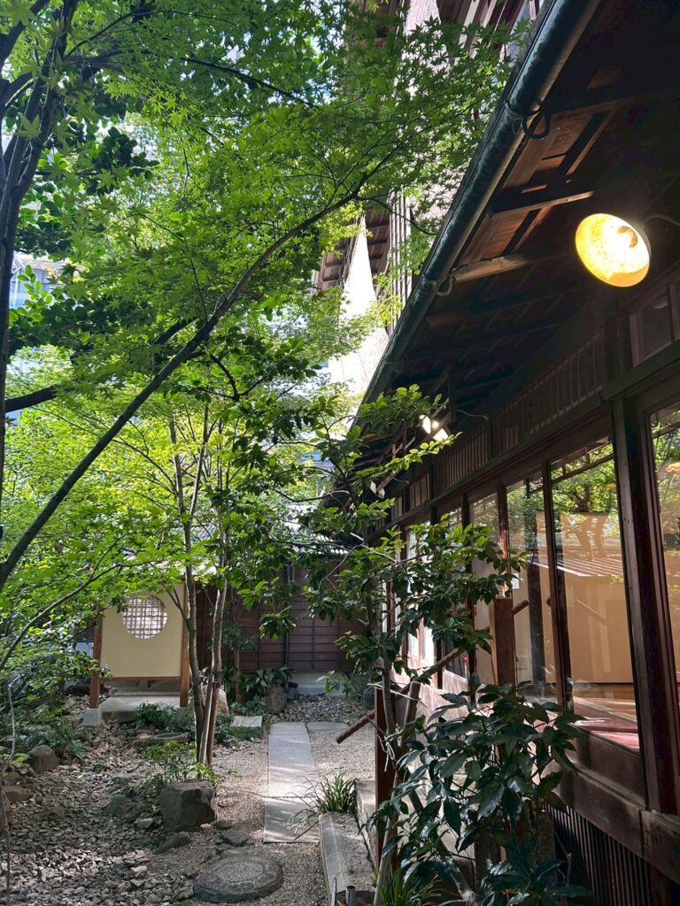 複合商業施設「からほり れん len」内にある庭