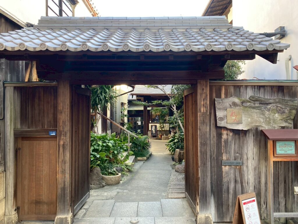 古民家を利用した複合商業施設「からほり れん len」入口