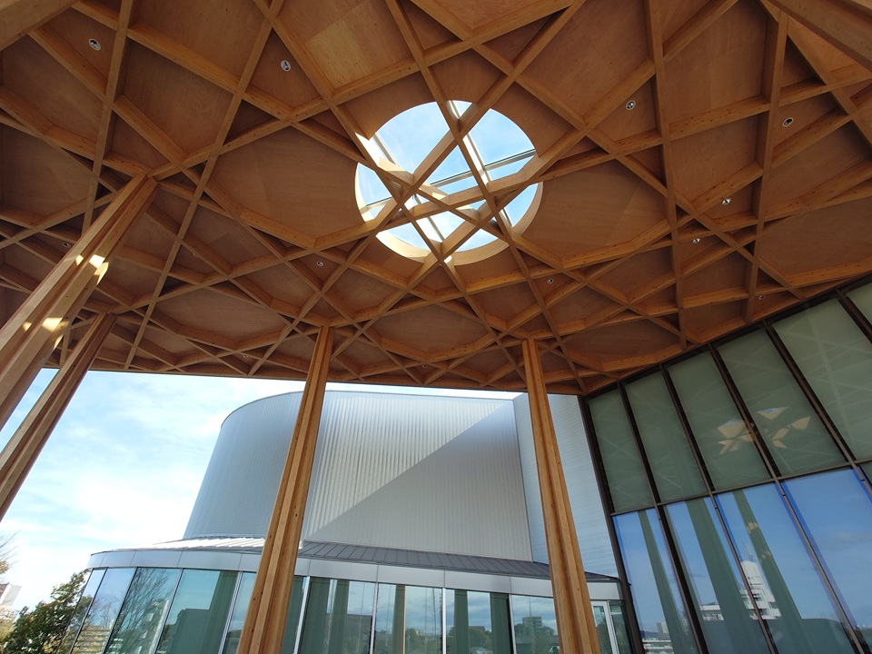 北面／メインエントランス