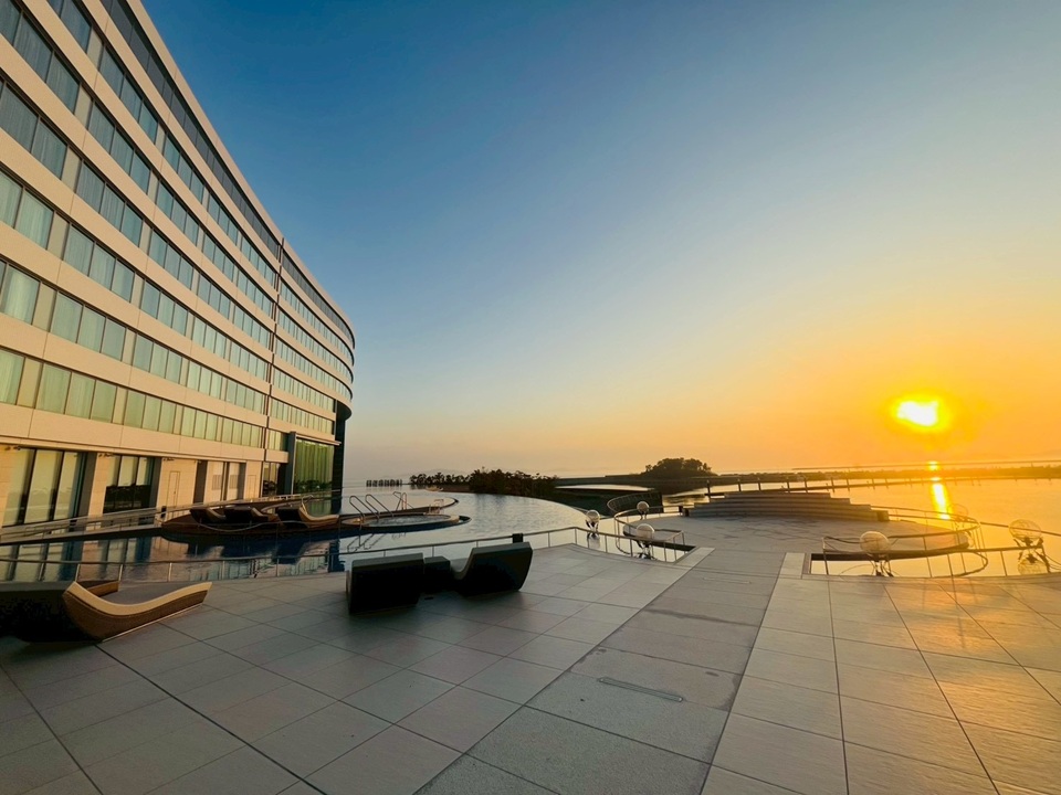 ラグーナベイコート俱楽部と夕日