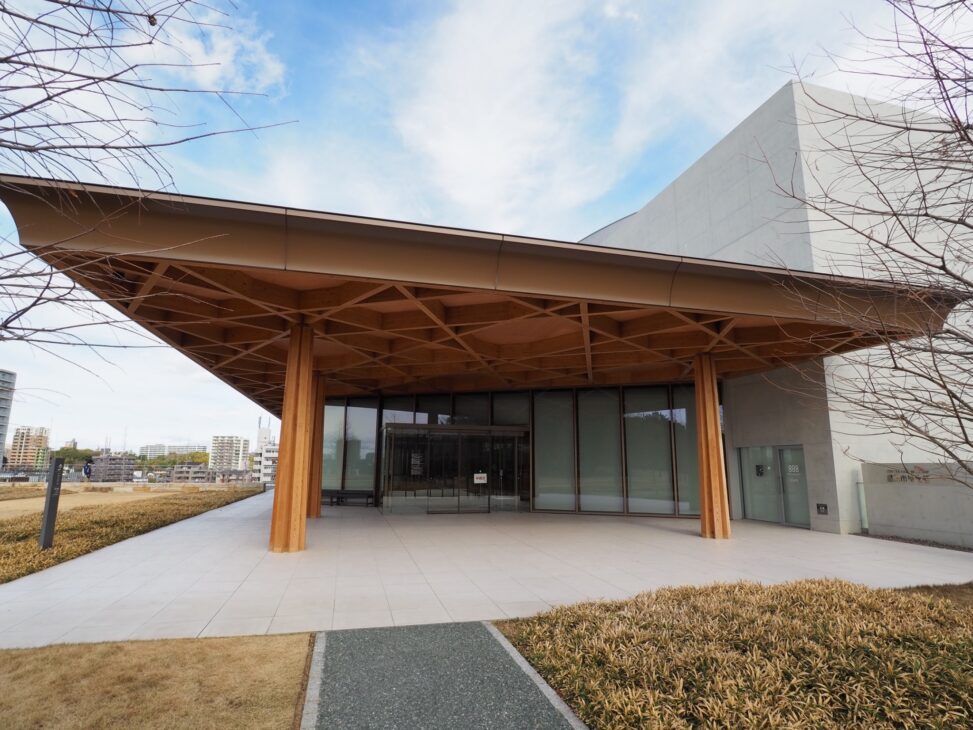 南面／美術館側エントランス