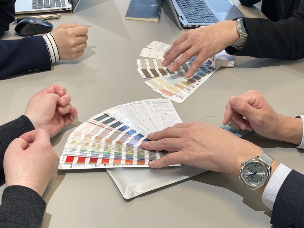 カラーチャートを広げてみている手元