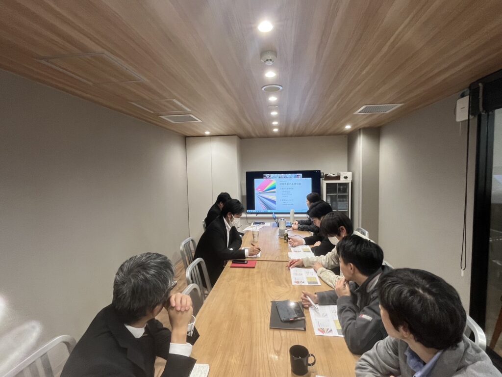 勉強会を行っている様子(東京本社)
