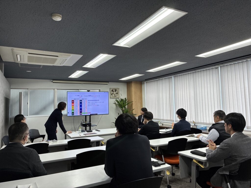 勉強会を行っている様子(大阪本社)