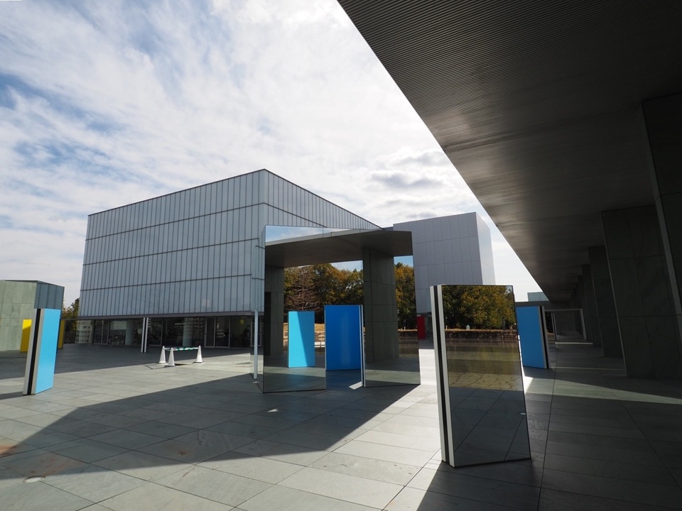 ダニエル・ビュレン《色の浮遊│3つの破裂した小屋》