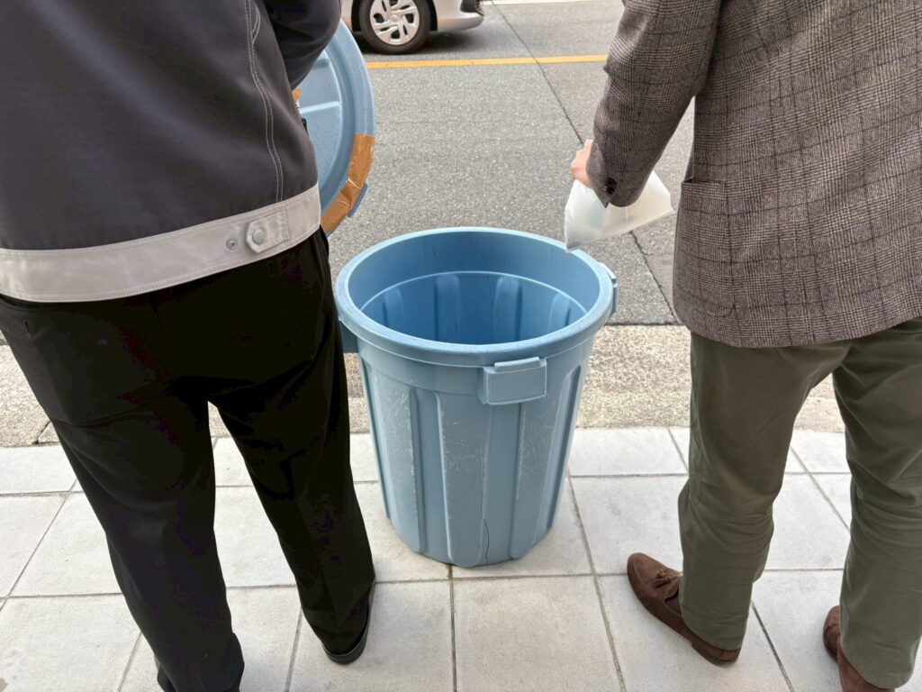 ゴミをゴミ箱へ捨てる様子