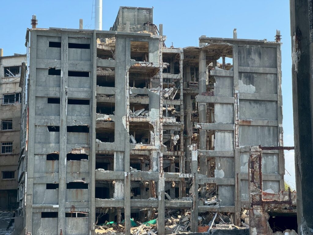 建物の一部が崩壊している様子