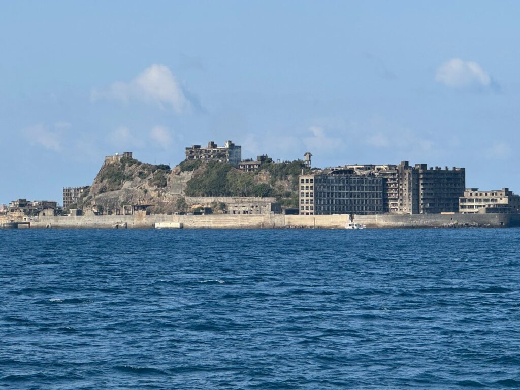 船上から見た軍艦島